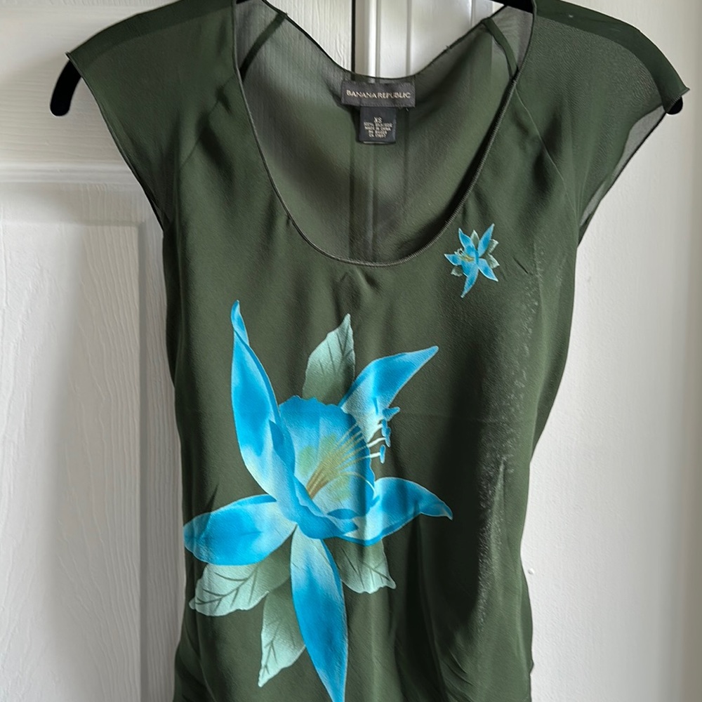 Vintage Banana Republic silk top. Size XS.